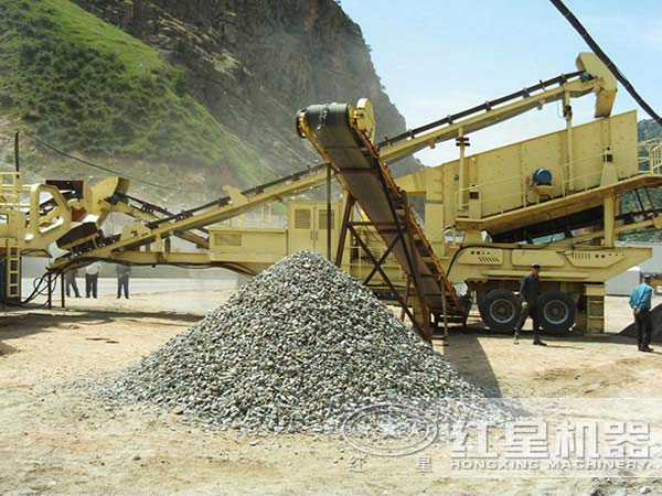 露天采石中的車載碎石機