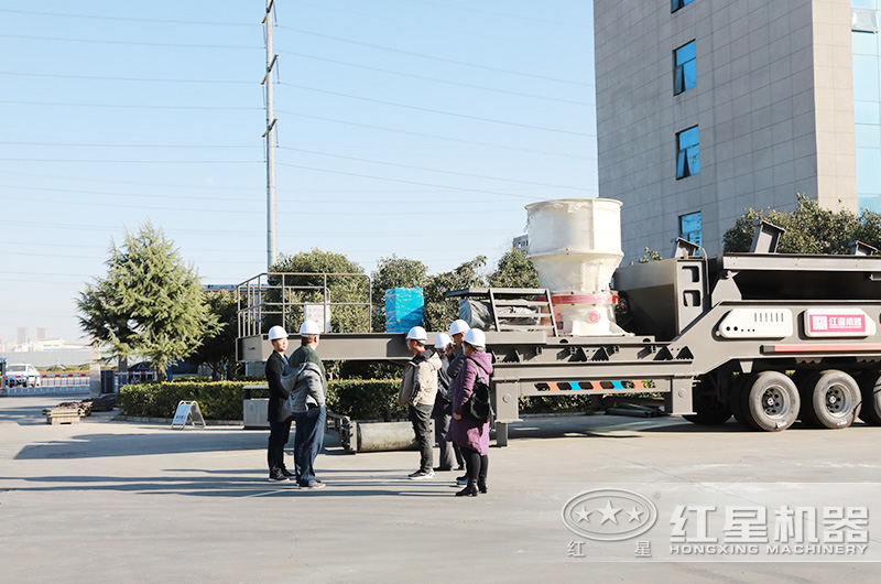 浙江嘉興用戶來廠考察環保移動石子破碎機